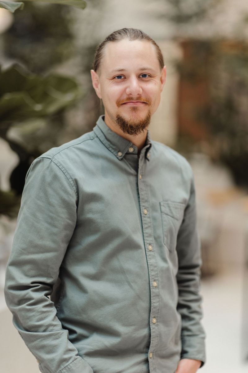 Mateusz Ruszaj - standing_restaurant.jpg