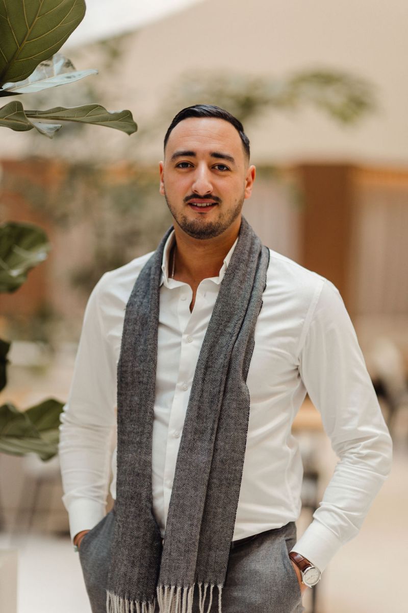 Yassine Bakali - standing_restaurant.jpg