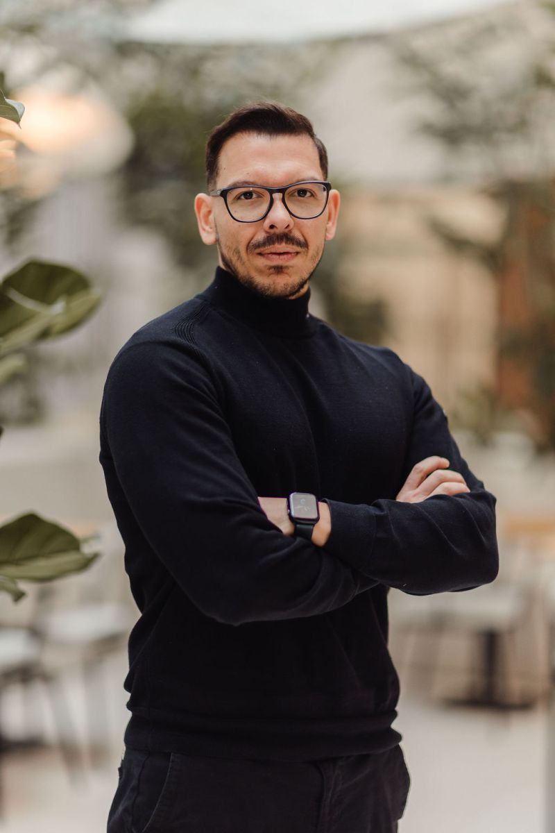Charalampos Vafeiadis - standing_restaurant.jpg