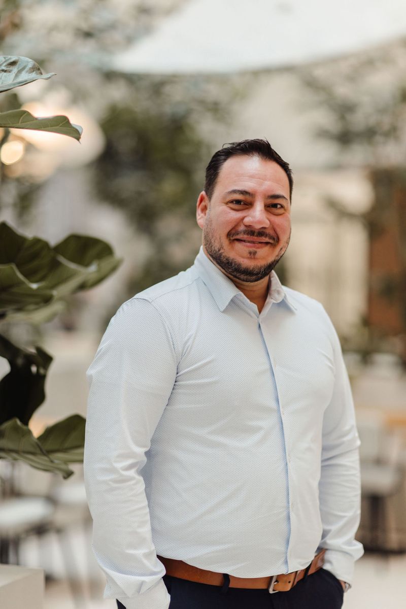 Bassam Karoui - standing_restaurant.jpg
