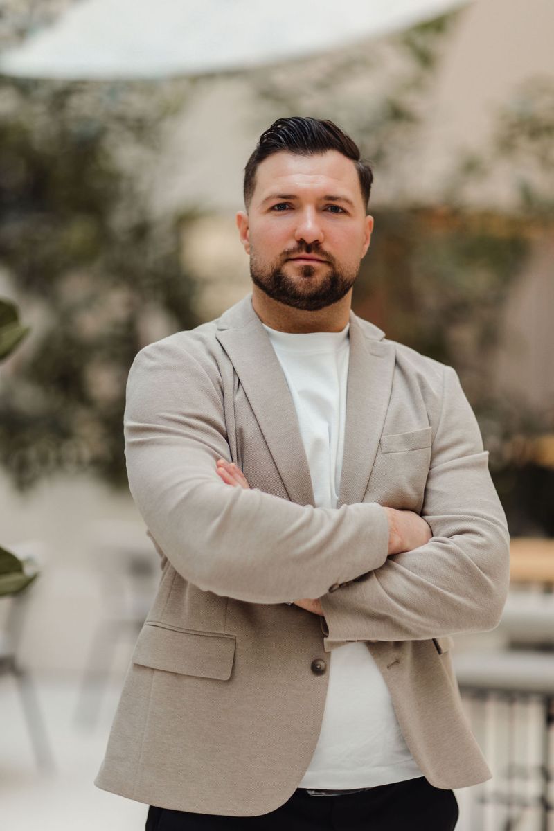 Vlad Stefan Minu - standing_restaurant.jpg